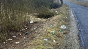 Niektórzy mieszkańcy śmiecą, więc pozostali wraz z gminą sprzątają