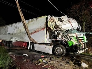 Przewrócona ciężarówka z mięsem zablokowała drogę