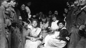 Kobiety przy obieraniu ziemniaków, fot. ze zbiorów Wielkopolskiego Muzeum Wojskowego w Poznaniu