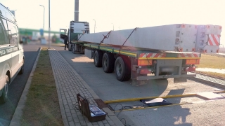 Betonowe słupy za ciężkie na jeden transport