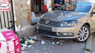 Na ul. Moniuszki auto uderzyło w witrynę sklepową