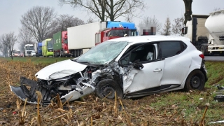 Zderzenie dwóch aut z ciężarówką w Kalinie