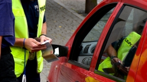 Licznik cofnięty o kilka tysięcy kilometrów. Policjanci radzą sprawdzać pojazdy