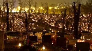 Gnieźnieńskie cmentarze nocą - fotogaleria