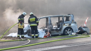 Pożar samochodu na ul. Wrzesińskiej. Auto całkowicie spłonęło