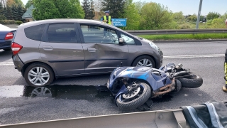 Zderzenie motocykla z osobówką na ul. Kostrzewskiego