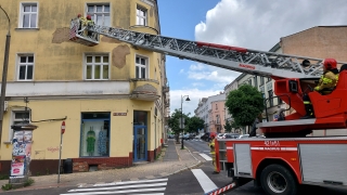 Tynk spadał na chodnik. Interweniowali strażacy