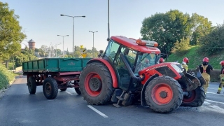 Ciągnik złamany po zderzeniu z Tico