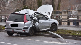 Peugeot ściął latarnię na Trasie Zjazdu Gnieźnieńskiego