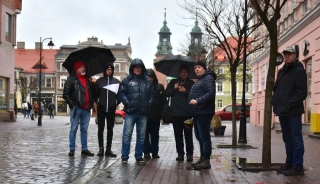 Przeszli śladem dawnych przystanków autobusowych