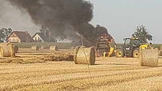 Pożar prasy podczas prac polowych