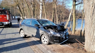 Kierowca zasłabł za kierownicą - auto uderzyło w drzewo