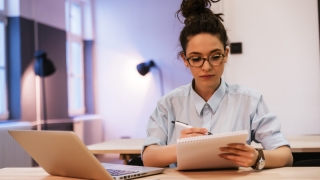 Praca dla studentów. Jakie wybrać studia, by pogodzić karierę z nauką?