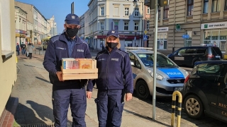 Policjanci przekazali książki dla seniorów