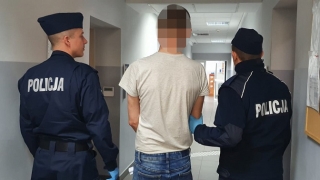 Rzucił psa na schody. Potem kopał i gryzł policjantów