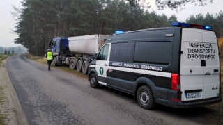 Rozjeżdżał drogę ciężarówką mimo zakazu - skończyło się mandatem