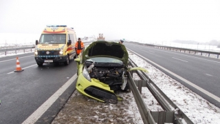 Ford uderzył w barierki na S5