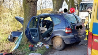 Auto uderzyło w drzewo. Lądował śmigłowiec LPR