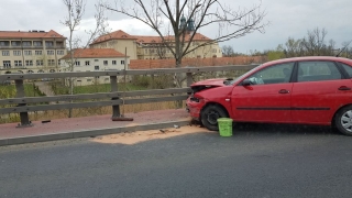 Samochód uderzył w barierki na Trasie