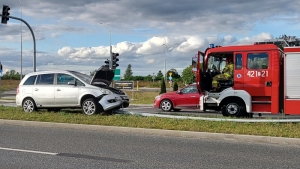 Auto uderzyło w znak i latarnię na ul. Poznańskiej