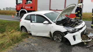 Auto uderzyło w przepust drogowy