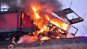 Ciężarówka w płomieniach po zderzeniu z pociągiem!