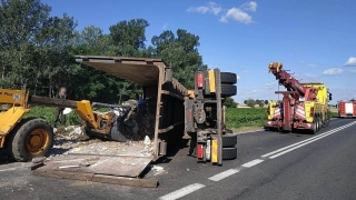 Przewrócona ciężarówka na drodze