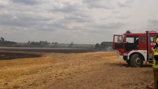 Duży pożar ścierniska. Ogień uszkodził także wóz ratowniczy