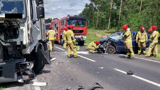 Zderzenie ciężarówki z osobówką. Jedna osoba poszkodowana