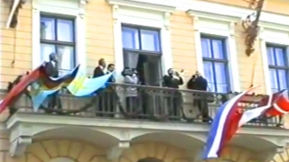 Nadanie hejnału i flagi dla Gniezna w 1997 roku utrwalone na filmie