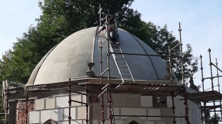 Odnawiają zabytkową kaplicę grobową stojącą we wsi