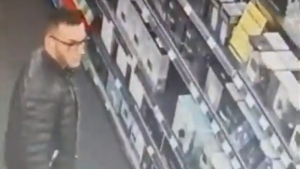 Poszukiwany sprawca kradzieży w sklepie z elektroniką