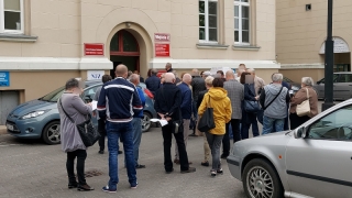 Kolejki do szczepień. Szpital się tłumaczy