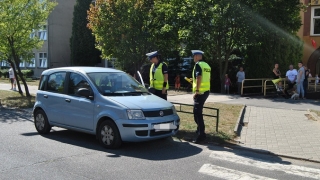 Policjanci kontrolują zachowania na drodze w rejonie szkół