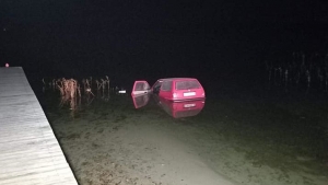 W Skorzęcinie z jeziora wyciągnięto samochód