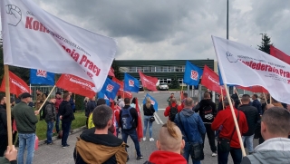 Związkowcy z „baterii” wyszli manifestować przed zakładem