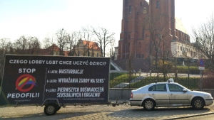 Billboard „Stop Pedofilii” jeździ po Gnieźnie