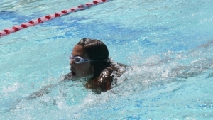 Wakacyjne kursy nauki pływania na basenie