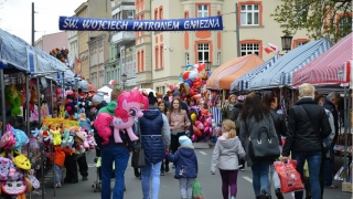 Kolorowy jarmark na ulicach miasta