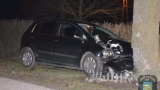 Pijany 20-latek uderzył autem w drzewo