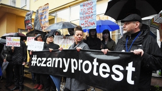 Czarny protest w strugach deszczu