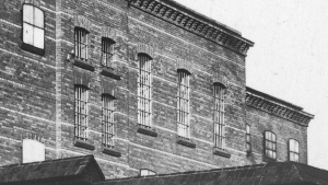 Więzienie karno-śledcze w Gnieźnie przy ul. Franciszkańskiej (ob. Sąd Rodzinny) - fragment zdjęcia