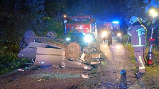 Nocne dachowanie na drodze do ośrodka w Skorzęcinie