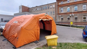 Strażacy rozstawili namiot przed szpitalem