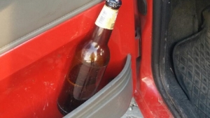Kierujący wiózł otwartą butelkę piwa w drzwiach samochodu...