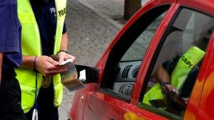 Policjanci sprawdzają liczniki samochodowe