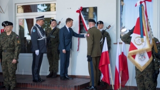 Minister Mariusz Błaszczak w Lednogórze odsłonił tablice poświęconą poległemu żołnierzowi