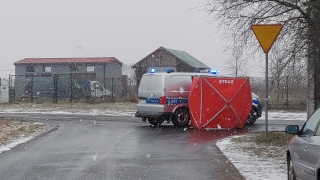 Radiowóz i parawan na środku ulicy