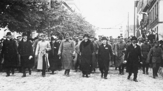 Józef Piłsudski wraz z delegacją wojskowych i lokalnych władz zmierza ul. Tumską do Katedry