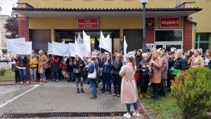 Protest personelu szpitala przed siedzibą dyrekcji
